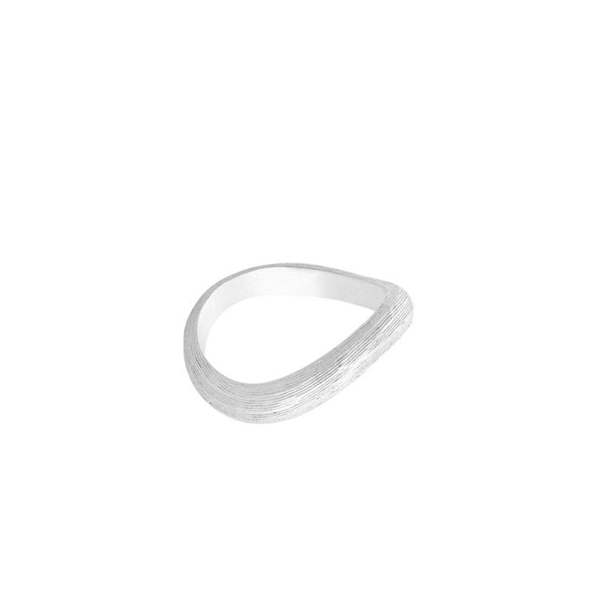 Elva ring i riflet sølv fra Pernille Corydon med organisk form og nordisk design.